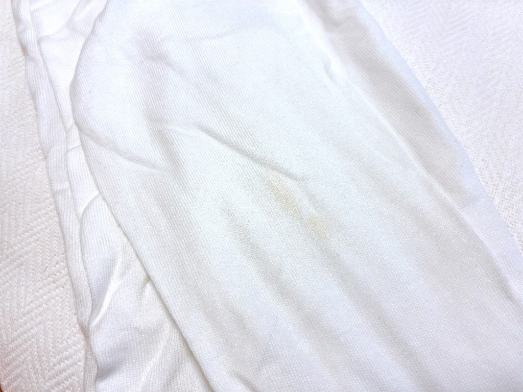 畳み直してチェックしていたら見つかった白いカーディガンのシミ
